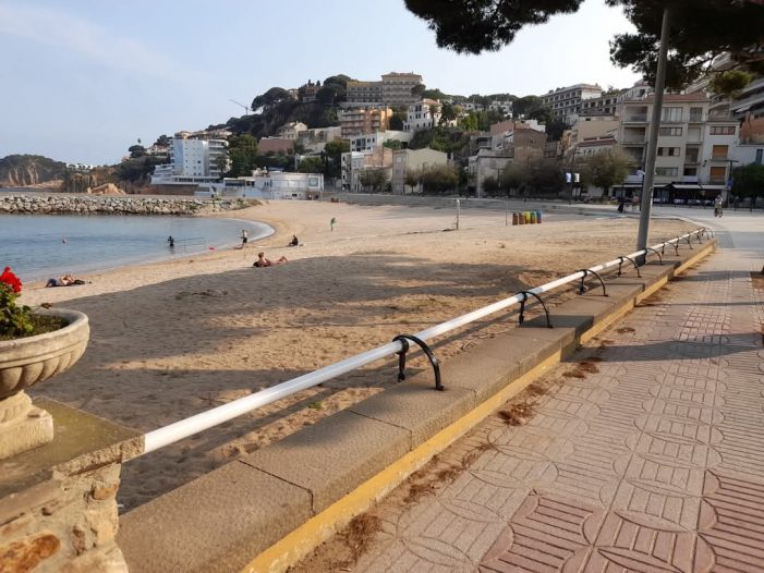 Junts critica la manca de guinguetes a les platges de Sant Feliu en plena temporada turística