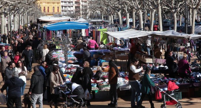 Toni Carrión es reuneix amb els marxants que demanen una reordenació del mercat dels diumenges al Passeig