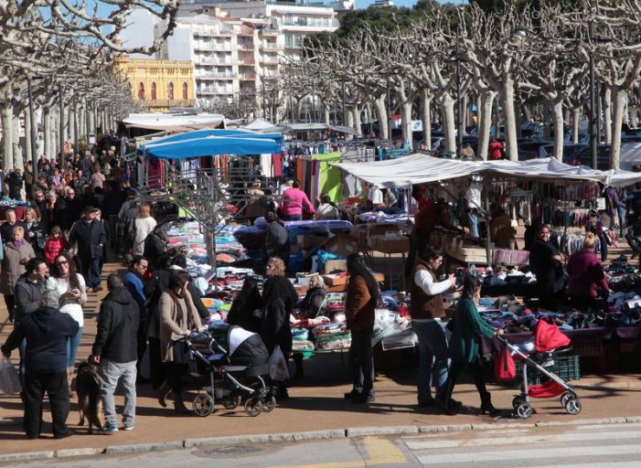 Toni Carrión es reuneix amb els marxants que demanen una reordenació del mercat dels diumenges al Passeig