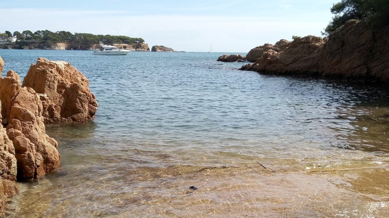 Una dona de 74 anys mor ofegada a Cala Maset en un cap de setmana marcat per l’augment d’incidents al litoral