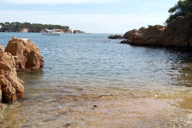 Una dona de 74 anys mor ofegada a Cala Maset en un cap de setmana marcat per l’augment d’incidents al litoral
