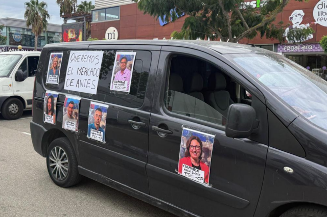 Platja d’Aro redueix el mercat mentre desenes de famílies reclamen poder continuar treballant